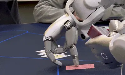 春晚机器人从跳舞到干活，这家公司把马斯克吹过的牛实现了