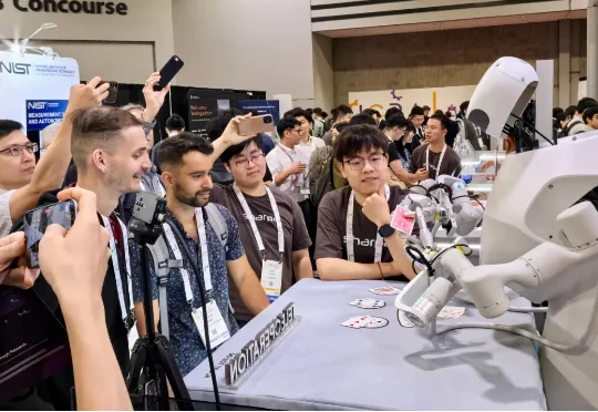 春晚机器人从跳舞到干活，这家公司把马斯克吹过的牛实现了