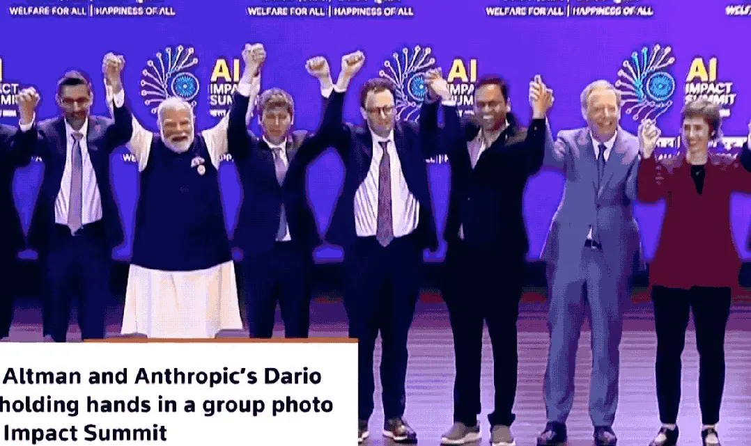 笑死!奥特曼和Claude创始人被迫合影,别人牵手他俩举拳,AI 圈最社死名场面诞生