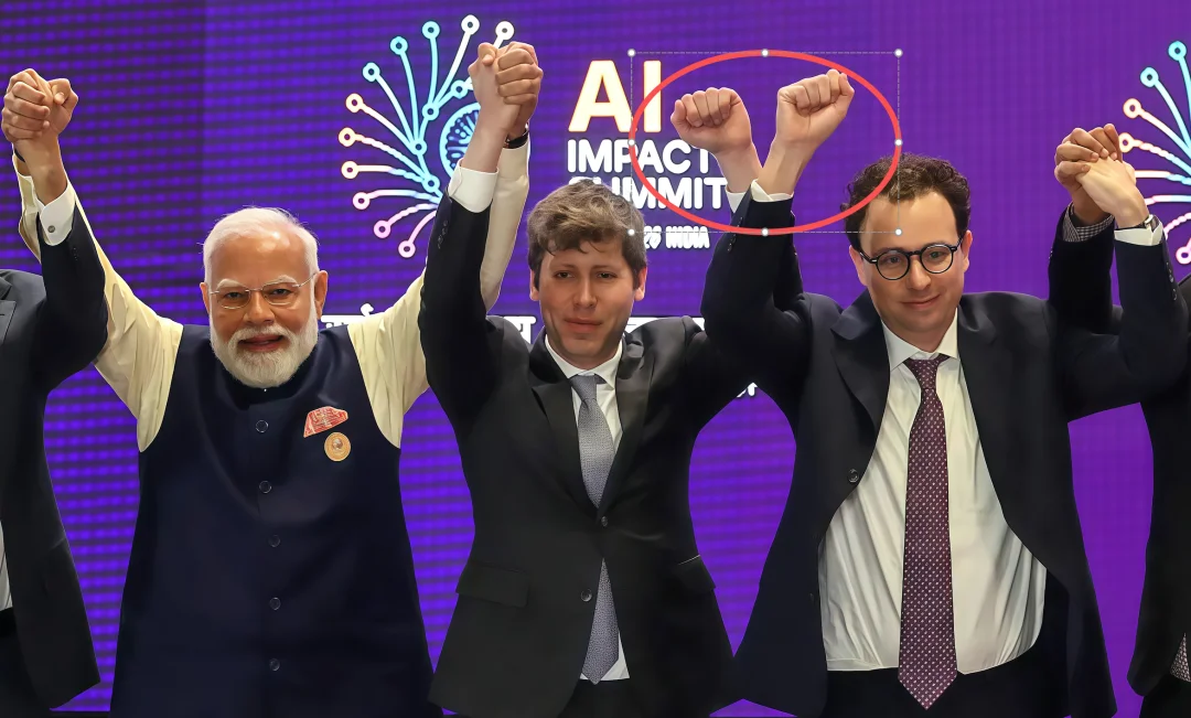 笑死!奥特曼和Claude创始人被迫合影,别人牵手他俩举拳,AI 圈最社死名场面诞生