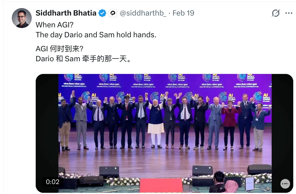 笑死!奥特曼和Claude创始人被迫合影,别人牵手他俩举拳,AI 圈最社死名场面诞生