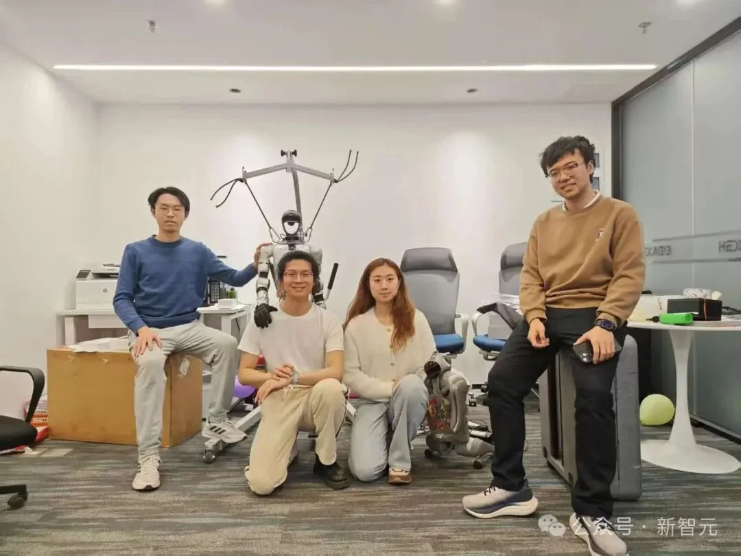 北大团队让AI智能体「入侵」论坛，指挥真实机器人执行任务