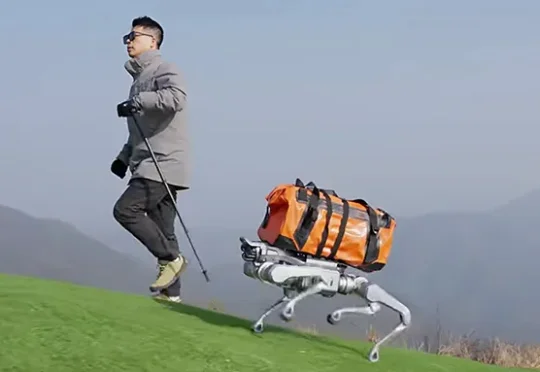 刚刚，宇树发布马年首个重磅机器人新品，小身板扛起200斤大汉