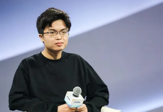 杨植麟暂时挺过风暴