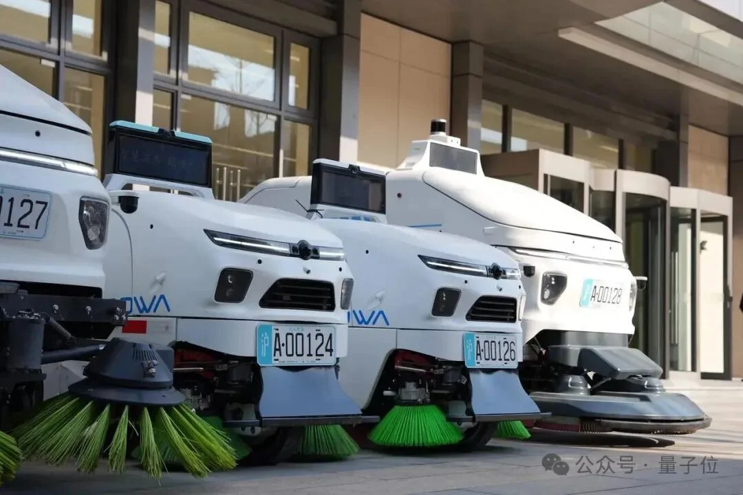 交大系杀出具身赛道重围！1万台订单在手，以世界模型重塑万亿城市基建