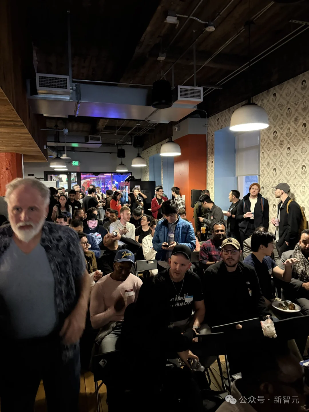 OpenClaw全球首聚，千人挤爆旧金山！龙虾头机器人现场乱逛太炸裂