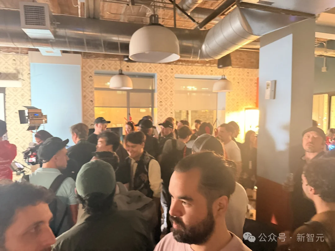 OpenClaw全球首聚，千人挤爆旧金山！龙虾头机器人现场乱逛太炸裂