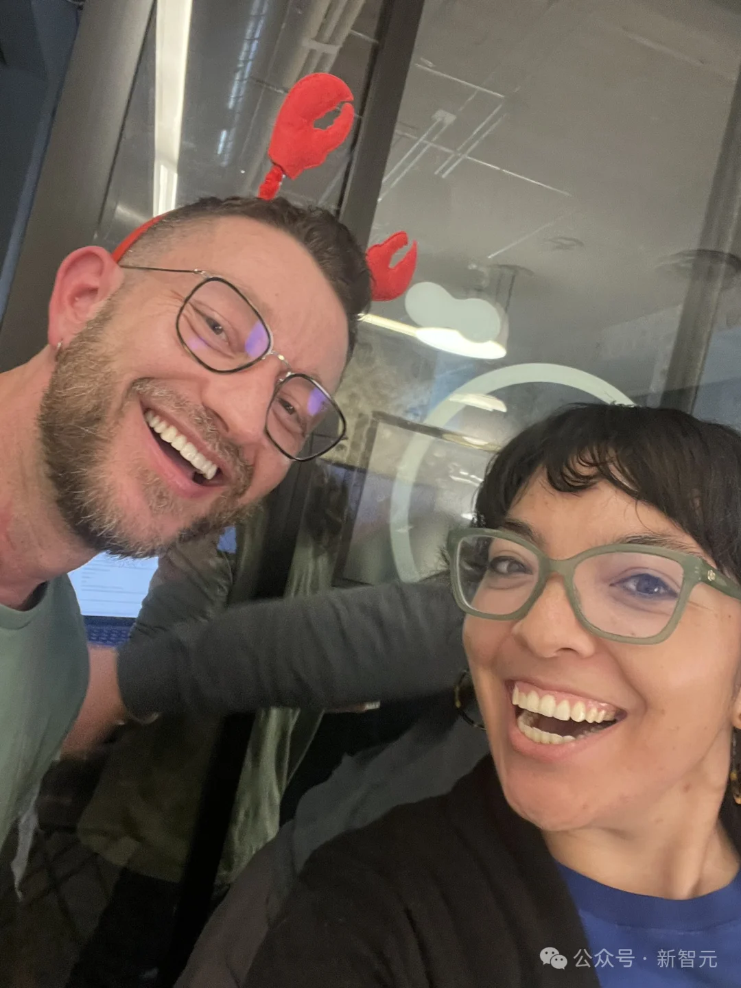 OpenClaw全球首聚，千人挤爆旧金山！龙虾头机器人现场乱逛太炸裂