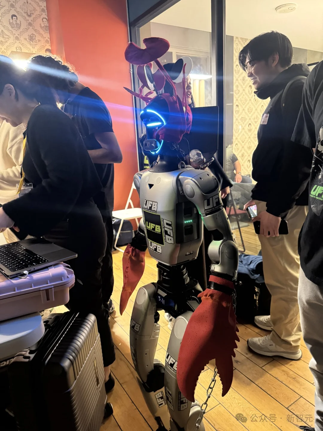 OpenClaw全球首聚，千人挤爆旧金山！龙虾头机器人现场乱逛太炸裂