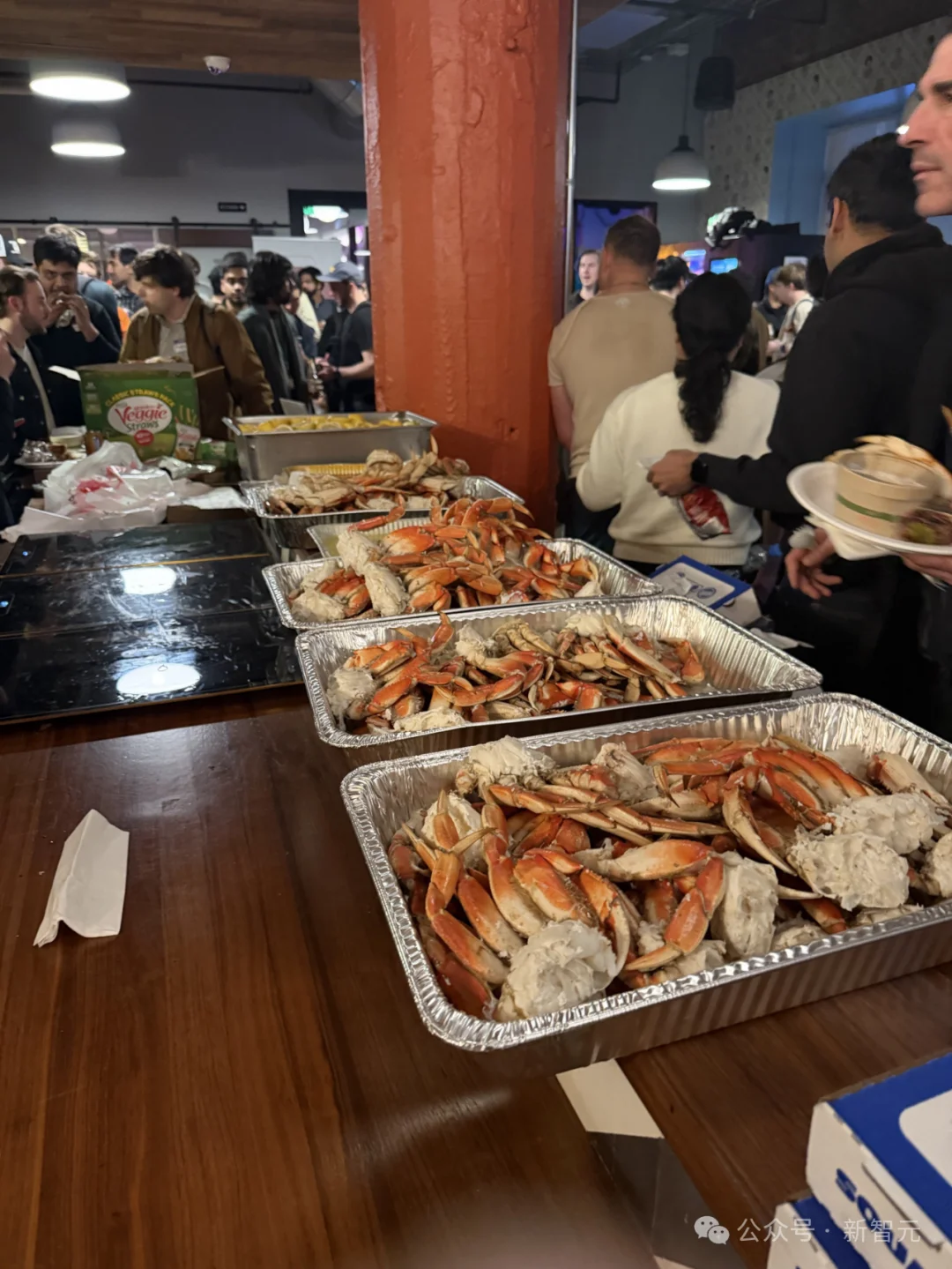 OpenClaw全球首聚，千人挤爆旧金山！龙虾头机器人现场乱逛太炸裂