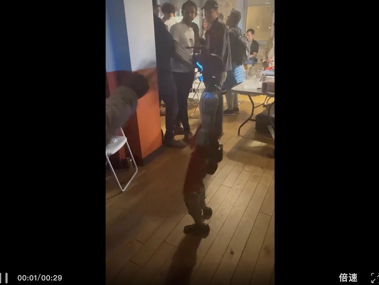 OpenClaw全球首聚，千人挤爆旧金山！龙虾头机器人现场乱逛太炸裂