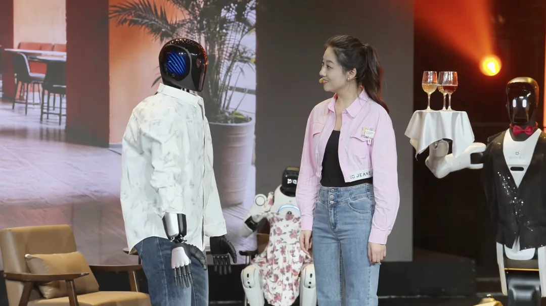 刚刚，全球首届机器人「春晚」炸场！稚晖君带队，节目效果拉满，连观众都是机器人