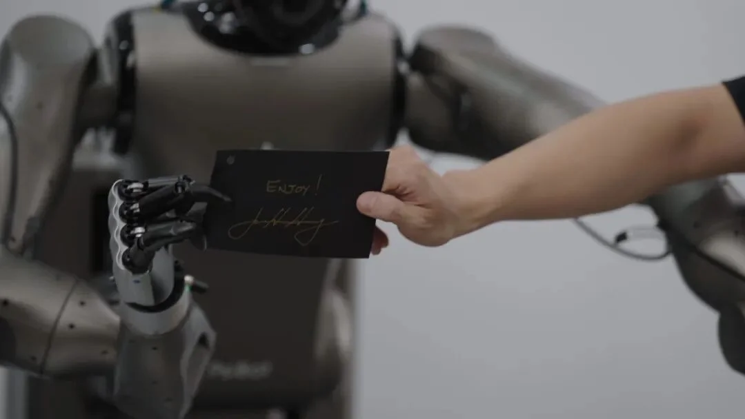 成立一年半累计融资超 20 亿，这个团队想搞定具身智能最难的「数据瓶颈」