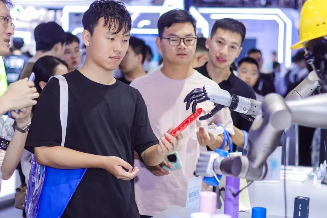 成立一年半累计融资超 20 亿，这个团队想搞定具身智能最难的「数据瓶颈」