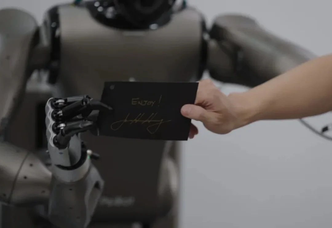 成立一年半累计融资超 20 亿，这个团队想搞定具身智能最难的「数据瓶颈」