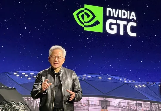 黄仁勋105分钟对话实录：万亿美元这么赚！谈中国、H200、养虾、Groq，炮轰DLSS 5批评者