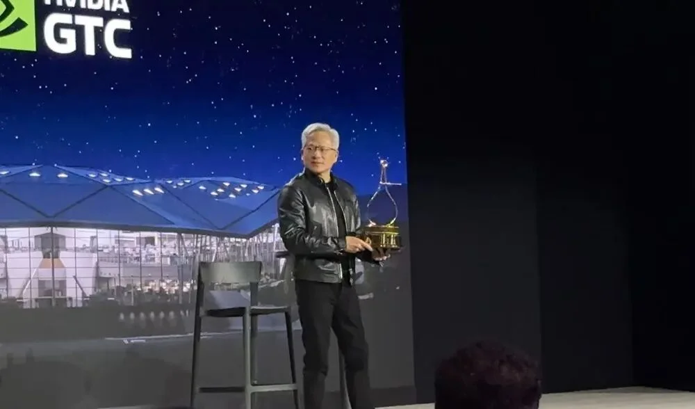 黄仁勋105分钟对话实录：万亿美元这么赚！谈中国、H200、养虾、Groq，炮轰DLSS 5批评者
