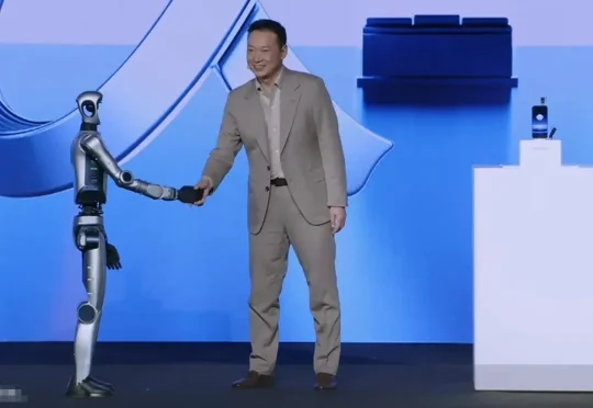 刚刚，荣耀人形机器人热舞亮相欧洲！全球第一个“机器人手机”真机首秀