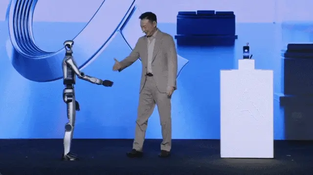 刚刚,荣耀人形机器人热舞亮相欧洲!全球第一个“机器人手机”真机首秀