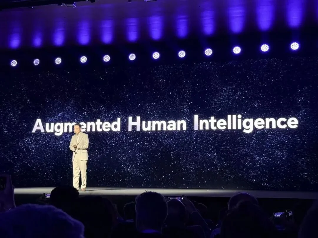 刚刚,荣耀人形机器人热舞亮相欧洲!全球第一个“机器人手机”真机首秀