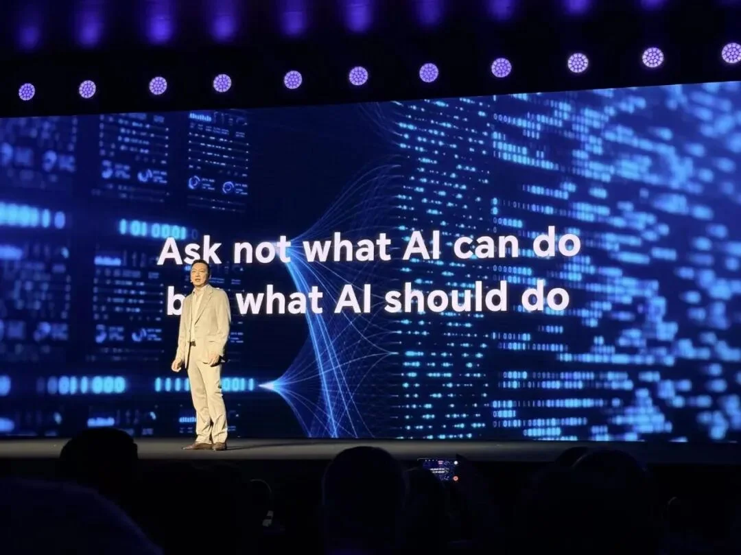 刚刚,荣耀人形机器人热舞亮相欧洲!全球第一个“机器人手机”真机首秀