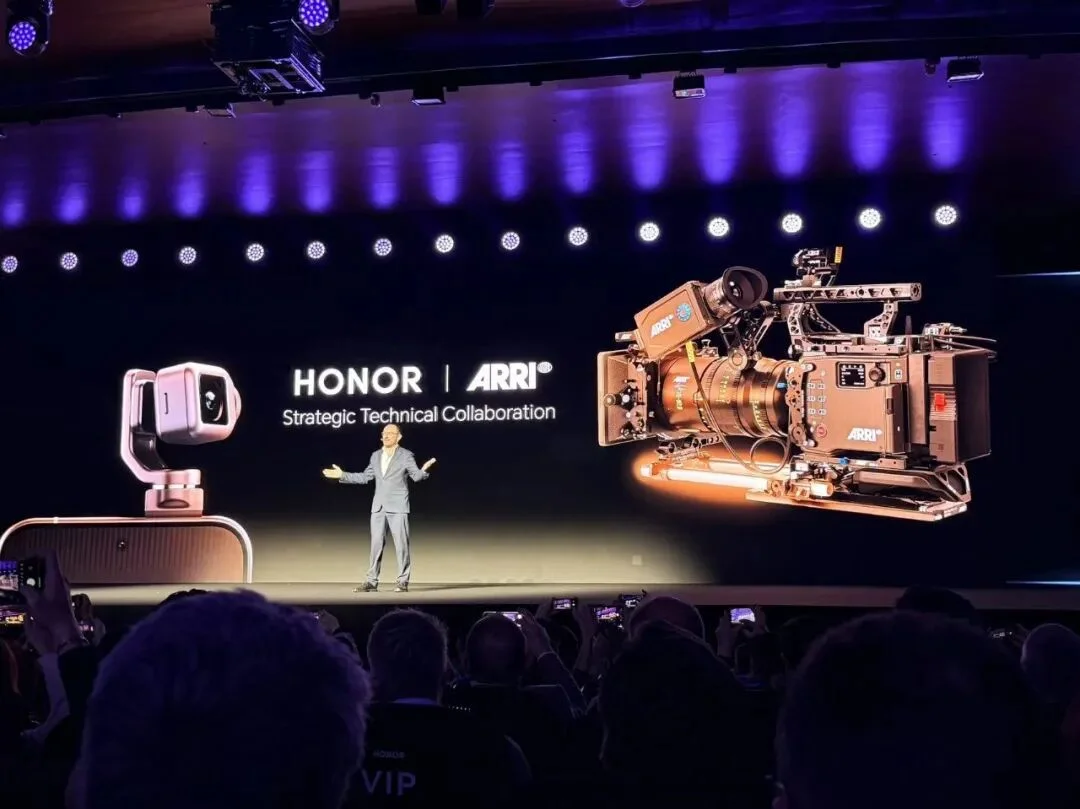 刚刚,荣耀人形机器人热舞亮相欧洲!全球第一个“机器人手机”真机首秀