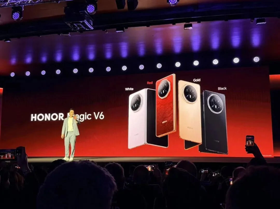 刚刚,荣耀人形机器人热舞亮相欧洲!全球第一个“机器人手机”真机首秀