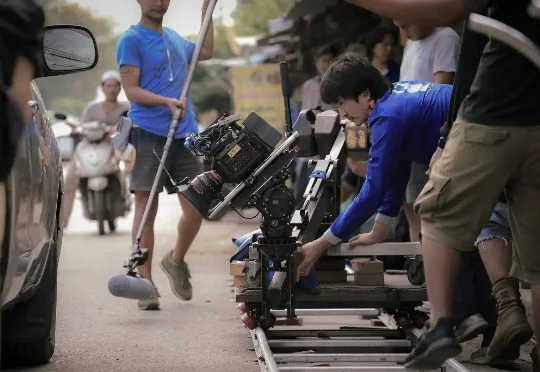 「男二以下全换AI」吵翻全网，但真正该慌的人一声没吭