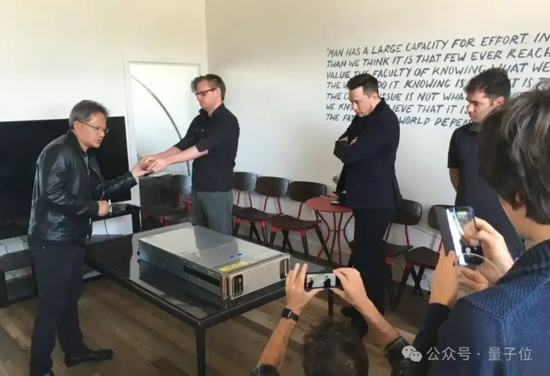 英伟达首台DGX GB300，老黄亲自登门送给他