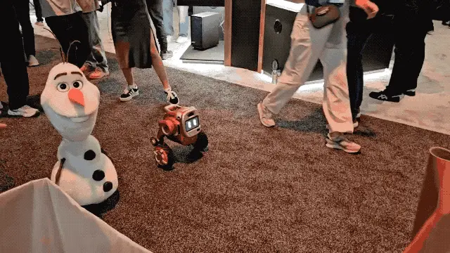 妈妈，迪士尼雪宝在跟我说话……