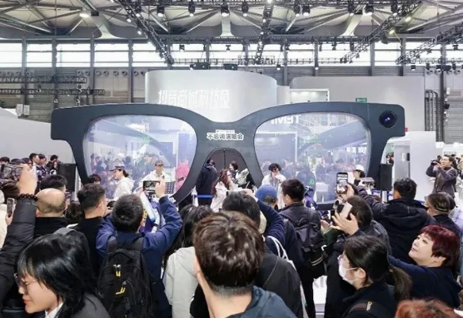 德国总理试戴的中国AI眼镜，悄悄拿下全球第一