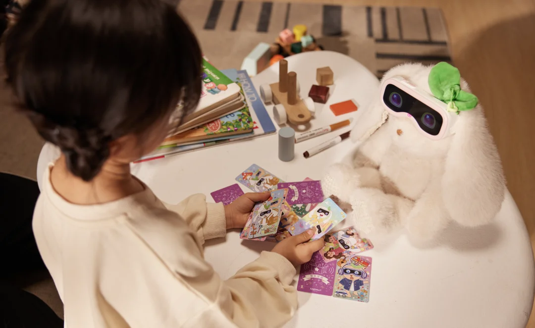 前阿里 90 后 P10 ,要造 AI 世代的「哈利波特」,而入口是一张 NFC 卡片