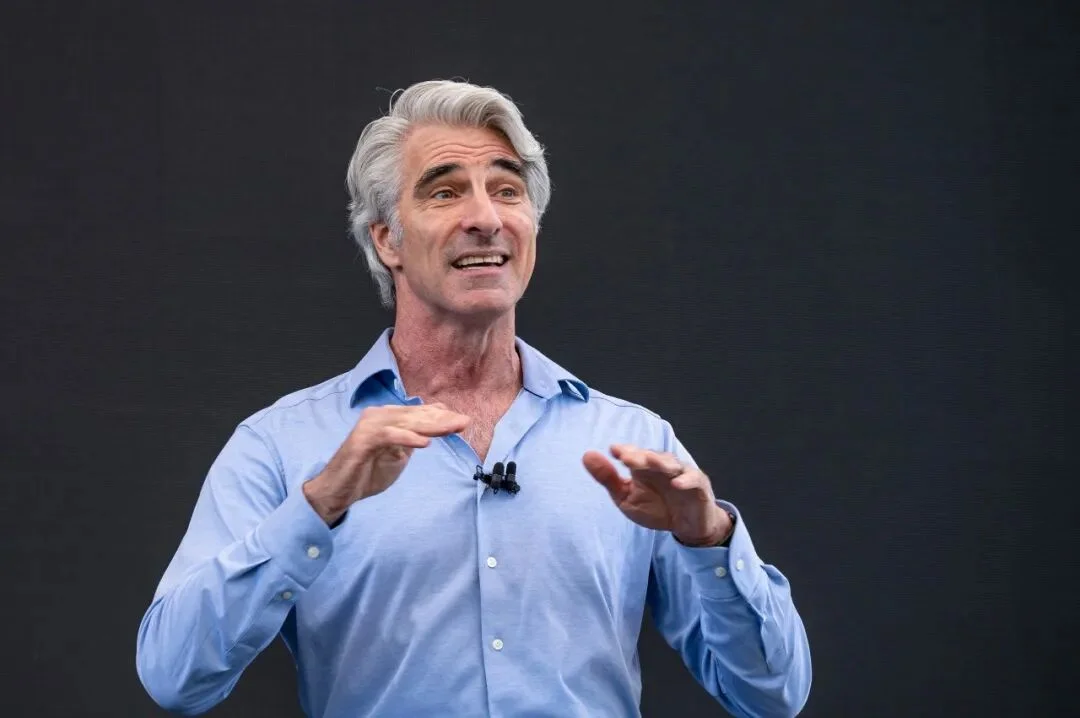 全球 AI 公司烧了几千亿，最后都得抢着给苹果「打工」