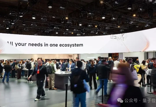 这届MWC真成了中国AI主场，小米直接把AI从对话框里拽出来接管物理世界了