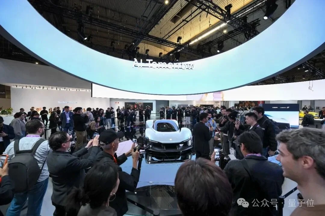 这届MWC真成了中国AI主场,小米直接把AI从对话框里拽出来接管物理世界了