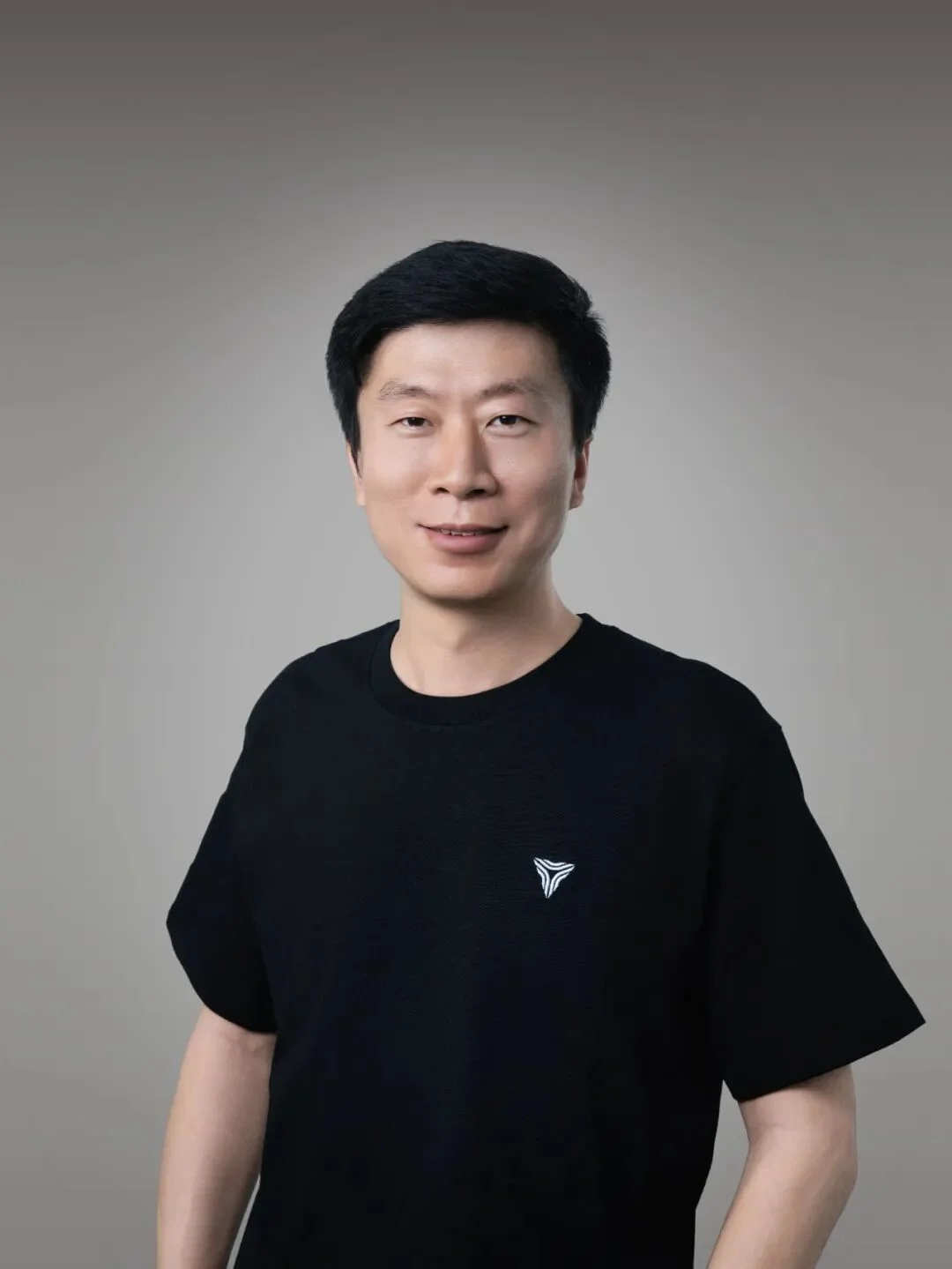 前小米高管创业机器人,用“爆品逻辑”做工业通用具身智能