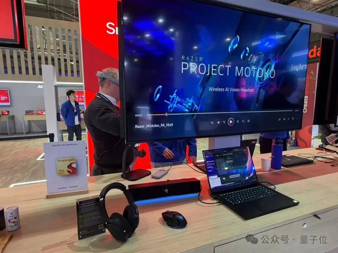 把20亿参数装进胸针?高通补齐了个人AI生态的最后一块拼图