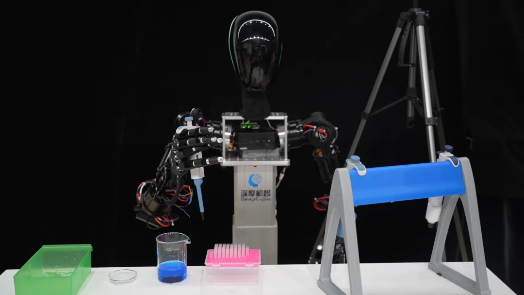 弯道超车？国产具身，千小时人类数据激发智能涌现