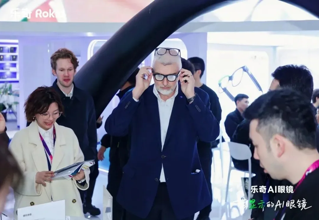 AI 眼镜，不该只有一个「大脑」