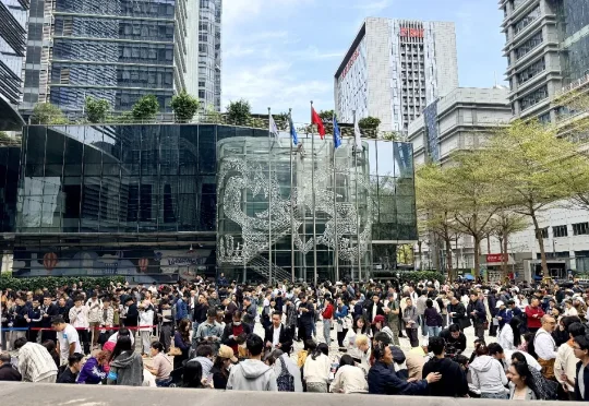 腾讯AI时代搞地推，几百人在腾讯楼下排队装“龙虾”