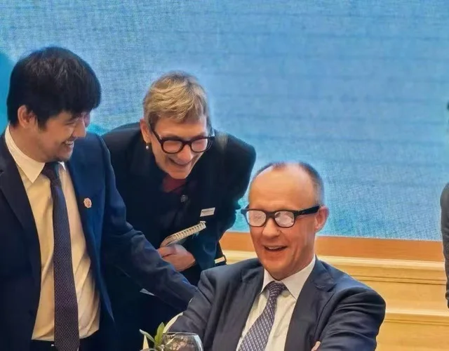 AI 眼镜，不该只有一个「大脑」