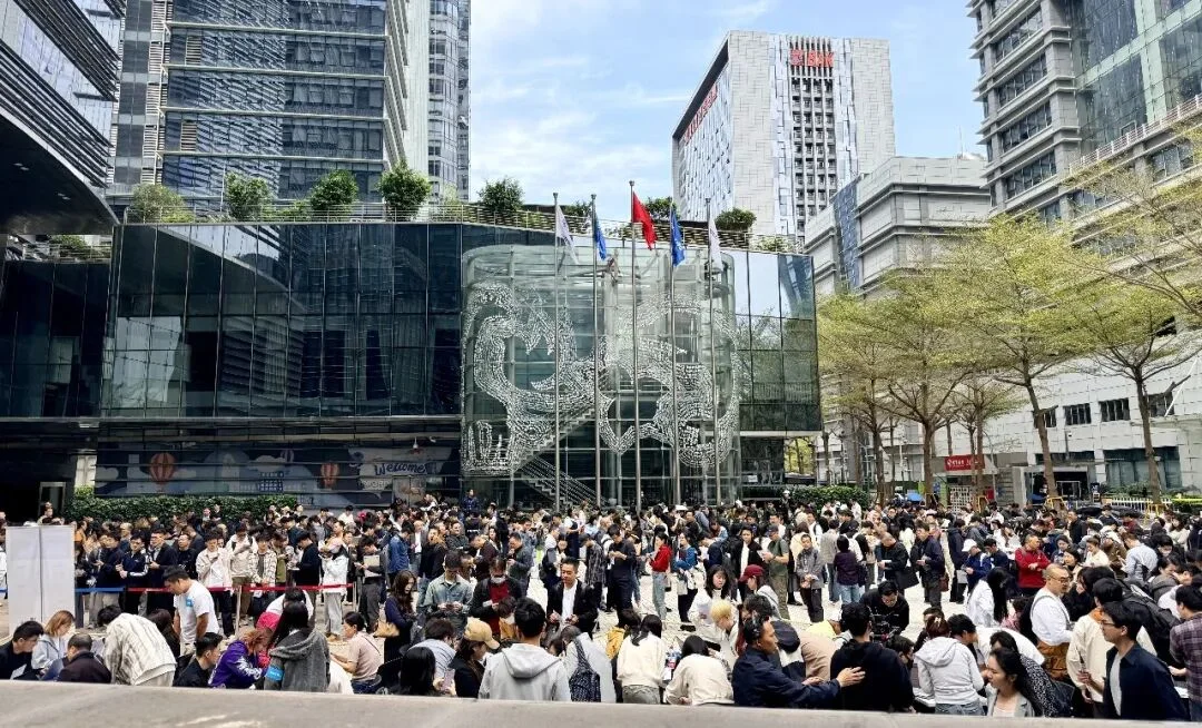 几百人在腾讯楼下排队装AI，深圳人到底有努力？