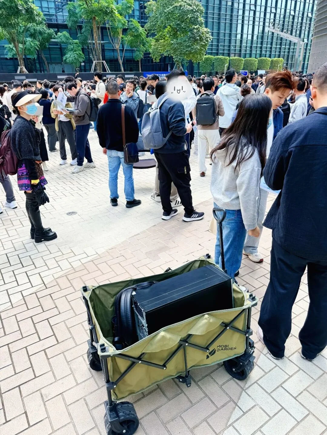 几百人在腾讯楼下排队装AI，深圳人到底有努力？