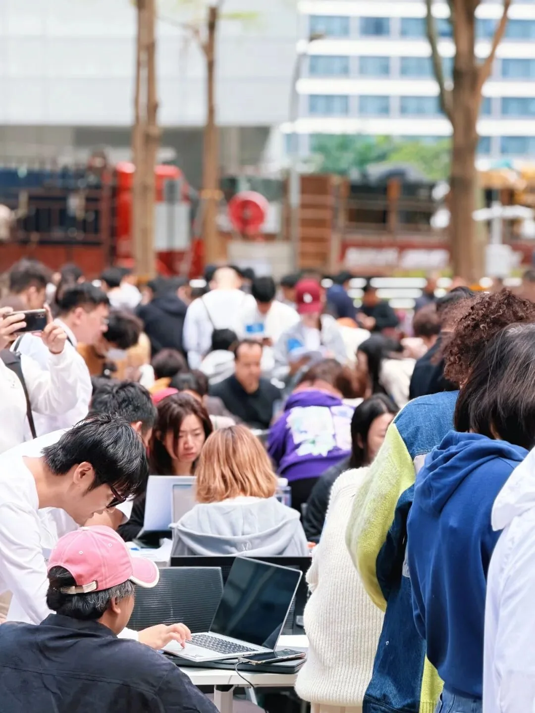 几百人在腾讯楼下排队装AI，深圳人到底有努力？