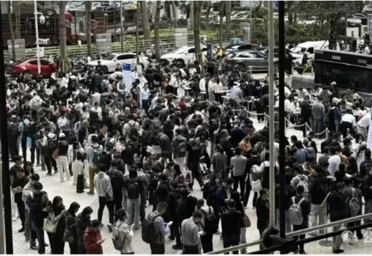 鹅厂门口免费装龙虾，几百人排爆了！一代人有一代人的鸡蛋要领