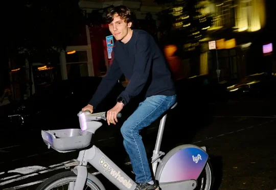 把爱泼斯坦邮件做成Gmail的00后硅谷小丑，被OpenAI「招安」了