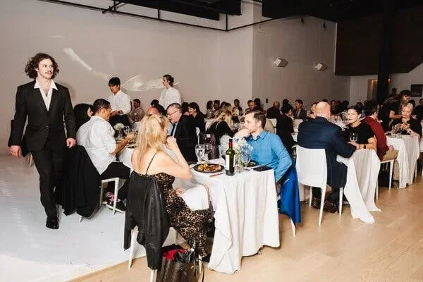 把爱泼斯坦邮件做成Gmail的00后硅谷小丑,被OpenAI「招安」了