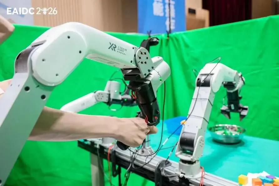 超百万算力、72小时、近百台真机：具身智能的刷分时代，被一场「裸考」终结