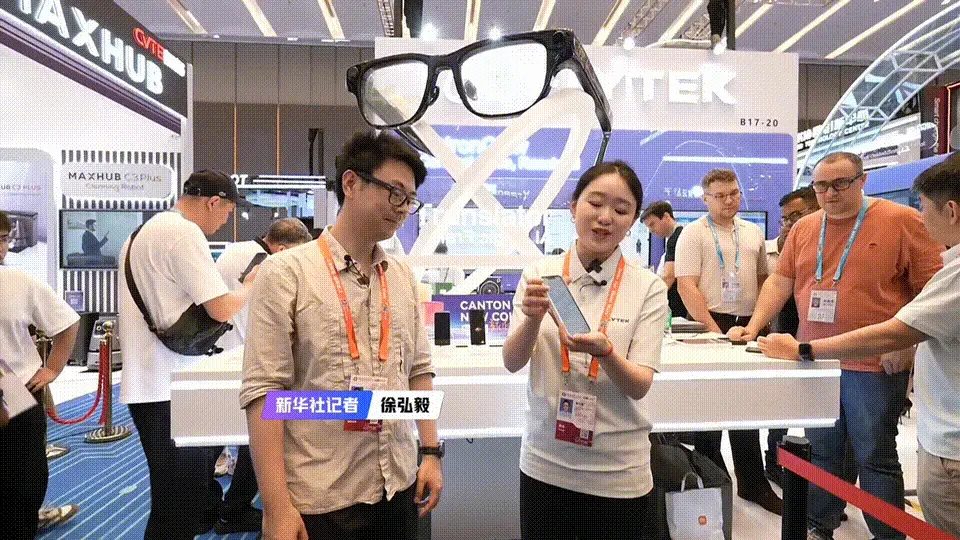 「龙虾」从屏幕里爬出来了！现场复刻老板发言，连语调都一模一样