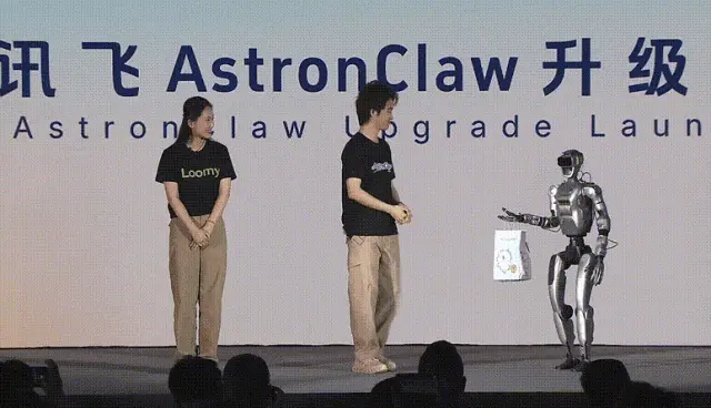 「龙虾」从屏幕里爬出来了！现场复刻老板发言，连语调都一模一样